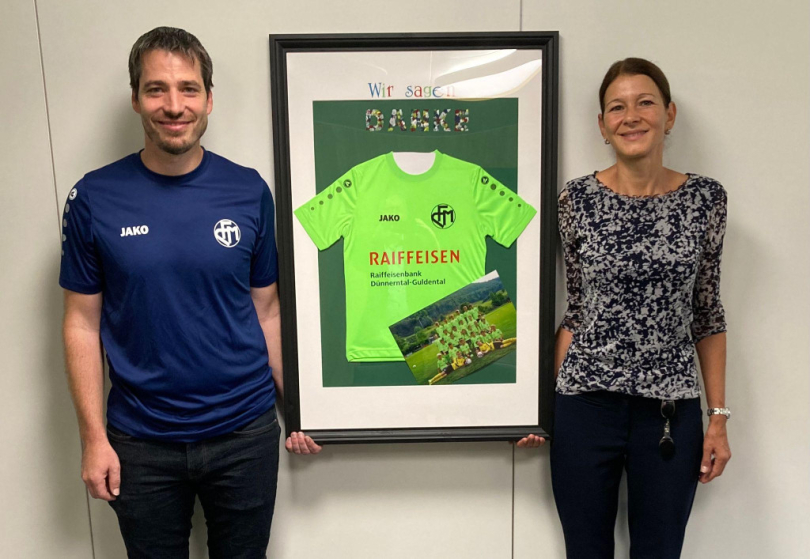 Jeggli übergibt das Dankeschön des FC Mümliswil an Corinne Schaad (Mitglied der Bankleitung).
