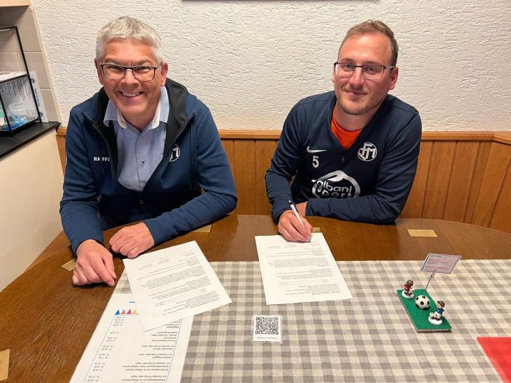  Sportchef Peter Bader und Gabriel Meister anlässlich der Vertragsunterzeichnung